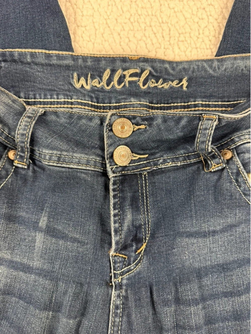 WallFlower Women’s Size 13 Distressed Skinny Jeans Dark Wash Embroidered Pockets